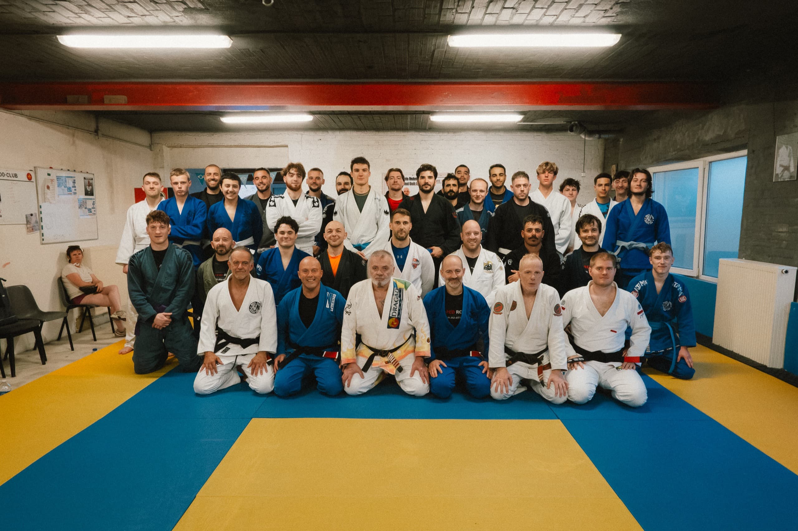 Photo de groupe du club en kimono